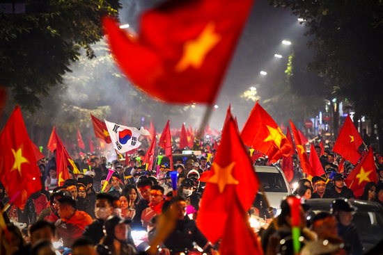 Báo Trung Quốc dùng từ “quá sốc” để mô tả cảnh fan Việt Nam ăn mừng HCV SEA Games - Ảnh 7.