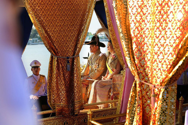 Quốc vương và Hoàng hậu Thái Lan dự lễ rước thuyền, sự kiện được cho là gián tiếp khiến Hoàng quý phi bị phế truất - Ảnh 2.