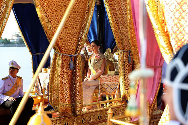 Quốc vương và Hoàng hậu Thái Lan dự lễ rước thuyền, sự kiện được cho là gián tiếp khiến Hoàng quý phi bị phế truất - Ảnh 3.
