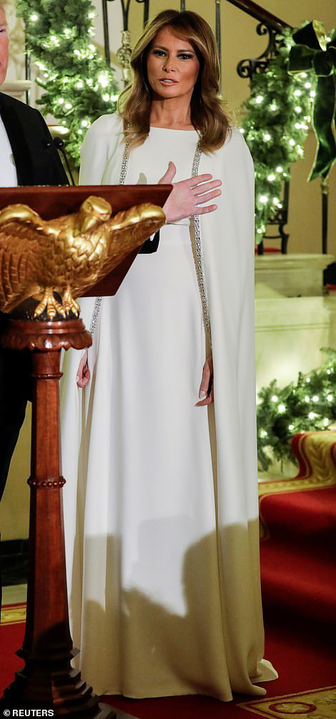 Bà Melania rạng ngời trong chiếc váy 4.000 USD, tay trong tay cùng ông Trump dự sự kiện mừng Giáng sinh - Ảnh 3.
