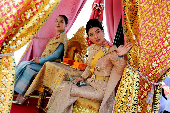 Quốc vương và Hoàng hậu Thái Lan dự lễ rước thuyền, sự kiện được cho là gián tiếp khiến Hoàng quý phi bị phế truất - Ảnh 4.