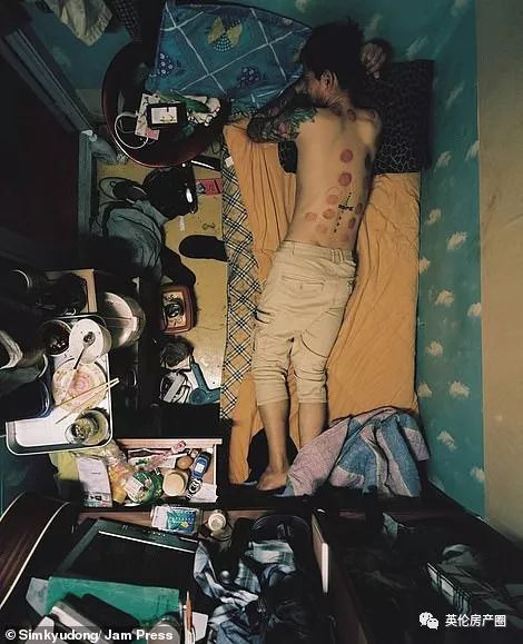 Những bức ảnh phơi bày cuộc sống của người có thu nhập thấp ở Hàn Quốc: Nghẹt thở trong những căn phòng ốc sên chỉ vỏn vẹn 4,6 mét vuông - Ảnh 1.
