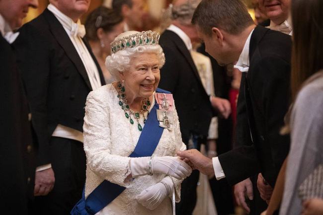 Nữ hoàng Anh đang tuyển người trông nom Instagram và Twitter của mình với mức lương 1,5 tỷ đồng - Ảnh 1.