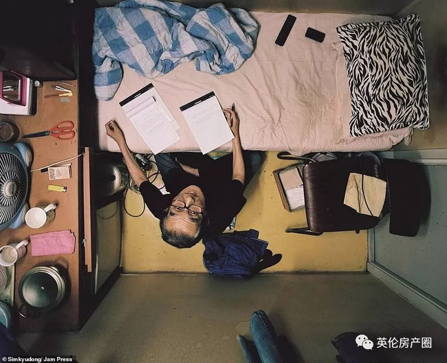 Những bức ảnh phơi bày cuộc sống của người có thu nhập thấp ở Hàn Quốc: Nghẹt thở trong những căn phòng ốc sên chỉ vỏn vẹn 4,6 mét vuông - Ảnh 15.