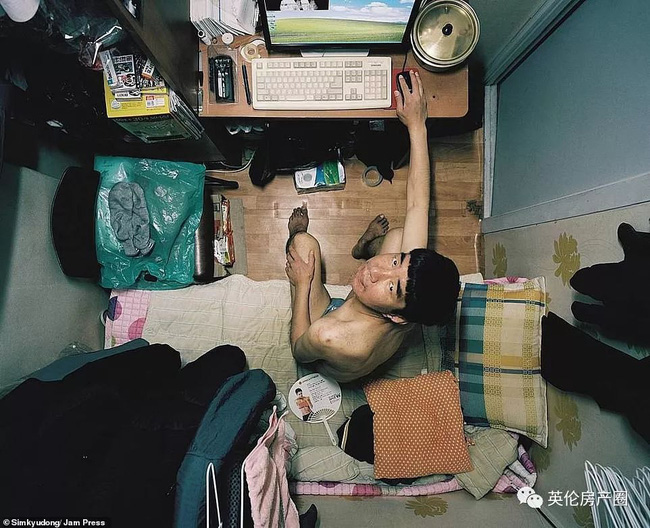 Những bức ảnh phơi bày cuộc sống của người có thu nhập thấp ở Hàn Quốc: Nghẹt thở trong những căn phòng ốc sên chỉ vỏn vẹn 4,6 mét vuông - Ảnh 4.