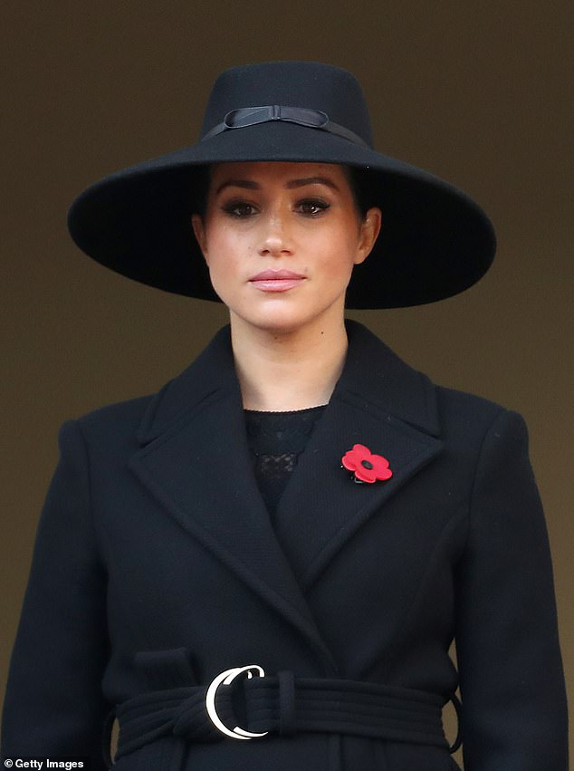 Meghan Markle bất ngờ bị cáo buộc biến gia đình nhà chồng thành chương trình truyền hình cá nhân, Hoàng tử Harry là kẻ ngốc - Ảnh 2.