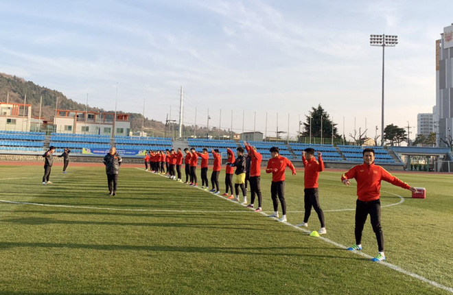 Quang Hải, Đình Trọng vẫn phải tập riêng trong ngày đầu tiên U23 Việt Nam rèn quân trên đất Hàn Quốc - Ảnh 2.