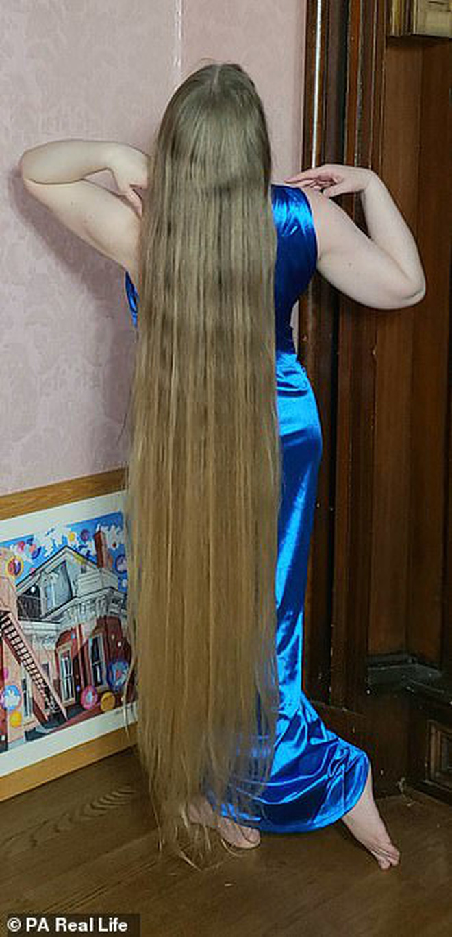 Công chúa tóc mây đời thực sở hữu mái vàng tóc dài 1,5m, mỗi lần gội đầu mất 10 tiếng mới khô - Ảnh 1.