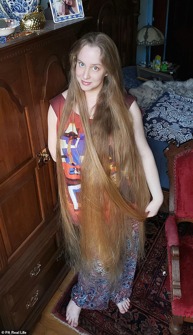 Công chúa tóc mây đời thực sở hữu mái vàng tóc dài 1,5m, mỗi lần gội đầu mất 10 tiếng mới khô - Ảnh 4.