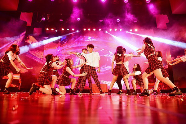 Minh Hằng, Trọng Hiếu nhảy sung trên sân khấu đêm chung kết Kpop Dance For Youth - Ảnh 13.