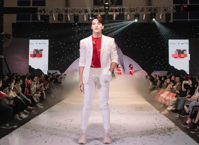 Hoàng Yến catwalk cùng mẫu nhí, gương mặt lạnh lùng đầy ấn tượng - Ảnh 5.