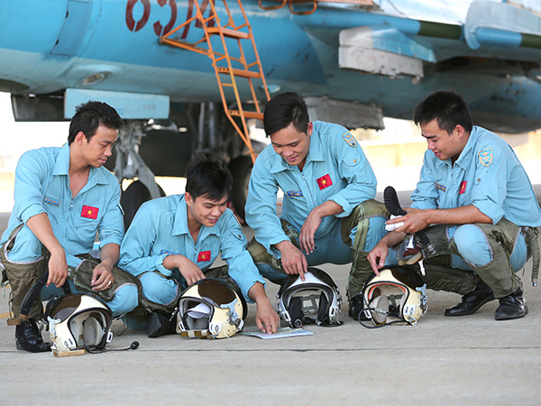 Nâng cao chất lượng huấn luyện, bảo đảm an toàn bay ở Trung đoàn 937 - Ảnh 2.