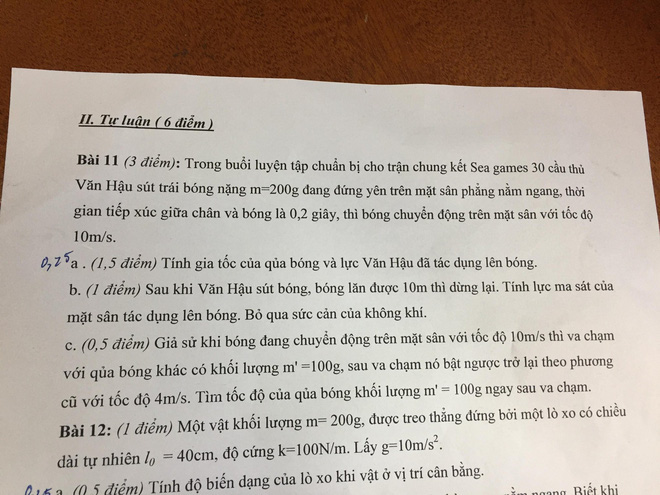 Góc làm khó: Thầy giáo bắt học sinh tính gia tốc của quả bóng và lực của cầu thủ Văn Hậu tại trận tập cho chung kết Sea Games 30 - Ảnh 1.