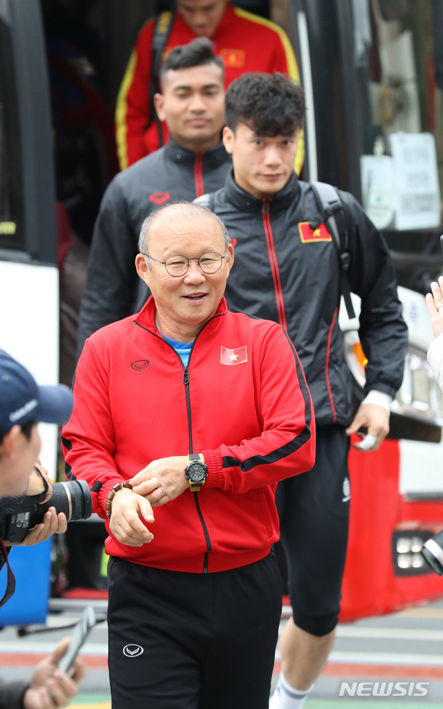 HLV Park Hang-seo tháo kính, dạy kỹ lại học trò độc chiêu từng khuynh đảo SEA Games - Ảnh 9.