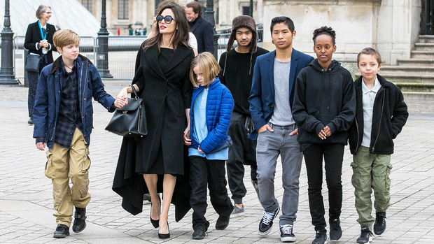 Brad Pitt chưa gì đã vội giới thiệu tình mới với các con, làm Angelina Jolie tức điên: Drama vẫn chưa kết thúc? - Ảnh 1.