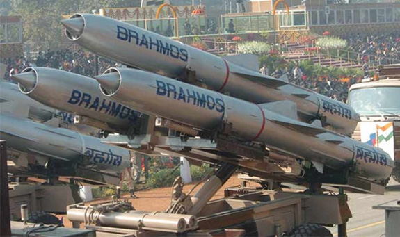 Ấn Độ thử nghiệm thành công phiên bản đối đất của tên lửa BrahMos - Ảnh 1.