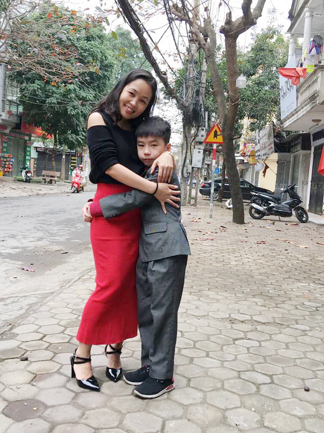 Con trai bị bạn học trêu đến mức muốn tự tử, mẹ trẻ ở Hà Nội đến tận trường xử lý, cái kết khiến ai cũng vỗ tay thán phục - Ảnh 2.
