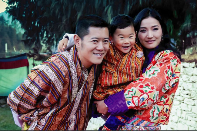 Hoàng hậu vạn người mê Bhutan thông báo tin vui khiến dân chúng vỡ òa hạnh phúc, dù mang thai lần 2 vẫn thần thái hơn người - Ảnh 2.