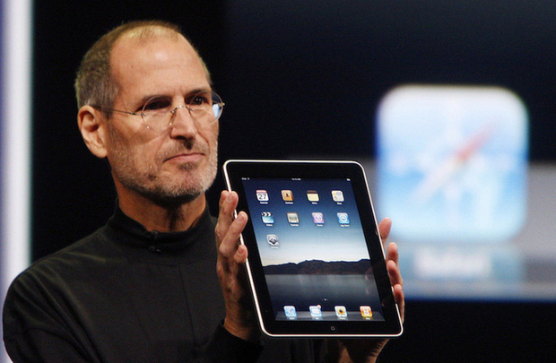 Đến chịu với lý do ngày xưa iPad ra đời: Steve Jobs muốn một miếng kính để đọc email trong toilet - Ảnh 1.