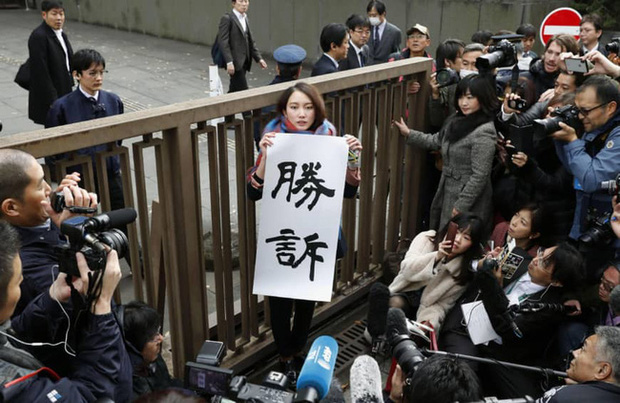 Vụ nữ nhà báo bị cấp trên tấn công tình dục chấn động Nhật Bản: Nạn nhân được bồi thường 700 triệu đồng, bật khóc vì vui mừng trước tòa - Ảnh 1.