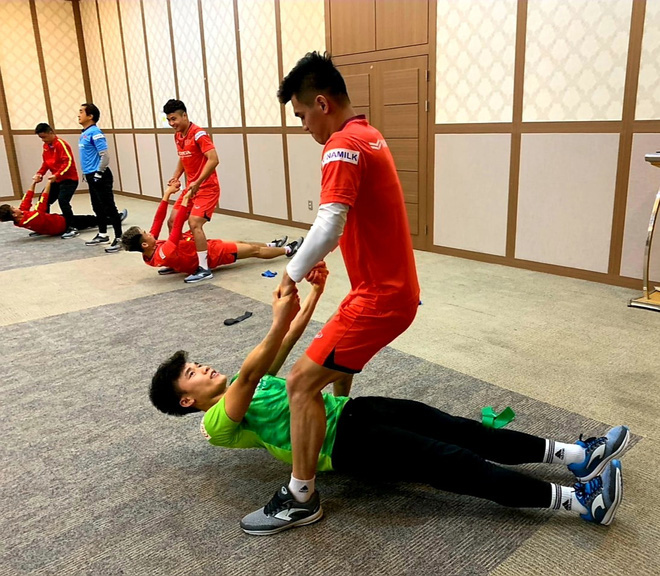 U23 Việt Nam tập nhẹ tại hội trường khách sạn, chờ trận đấu tập với đội sinh viên tại Hàn Quốc - Ảnh 3.