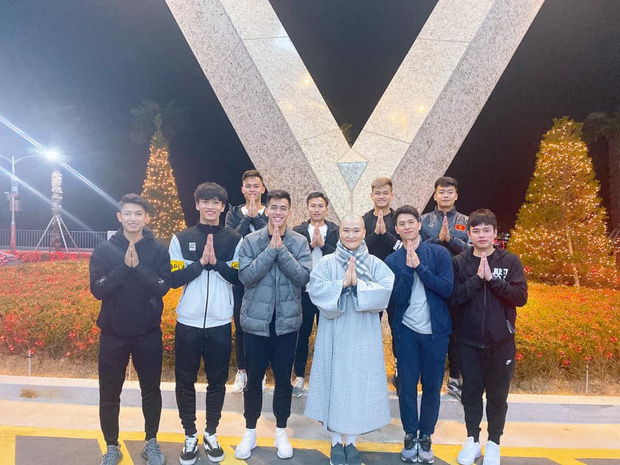 Dàn nam thần U23 Việt Nam tiếp tục nhập vai boyband ở Hàn Quốc: Toàn là những gương mặt visual, áp lực nhan sắc cho team qua đường thật sự! - Ảnh 3.