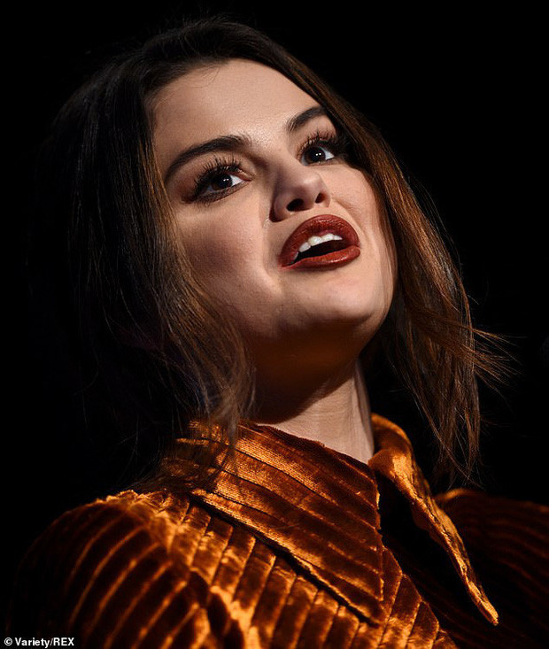 Selena Gomez gây sốt khi để mặt mộc 100% ra đường, trẻ hơn cả chục tuổi khi không make up? - Ảnh 4.