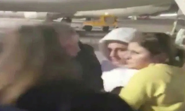 Cả máy bay nháo nhào khi một phụ nữ tự xưng khủng bố, dọa cho nổ tung máy bay - Ảnh 3.