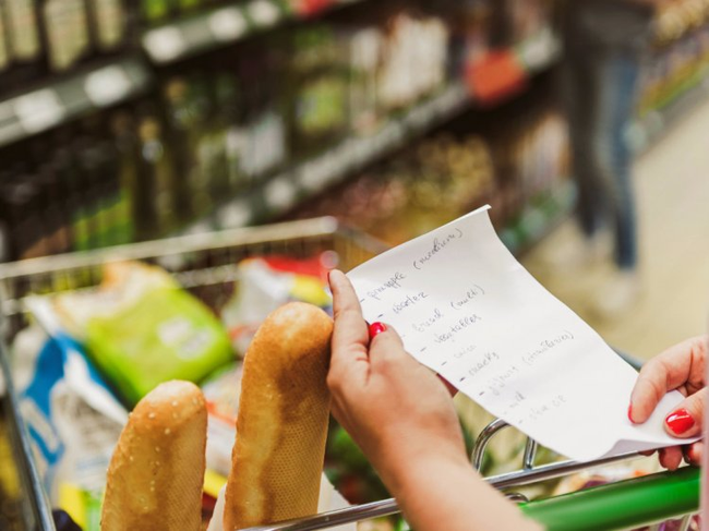 Dễ mà khó: Làm cách nào để tiết kiệm được nhiều tiền nhất khi đi siêu thị, hãy nghe các chị em chia sẻ 7 bí kíp tinh ranh - Ảnh 1.