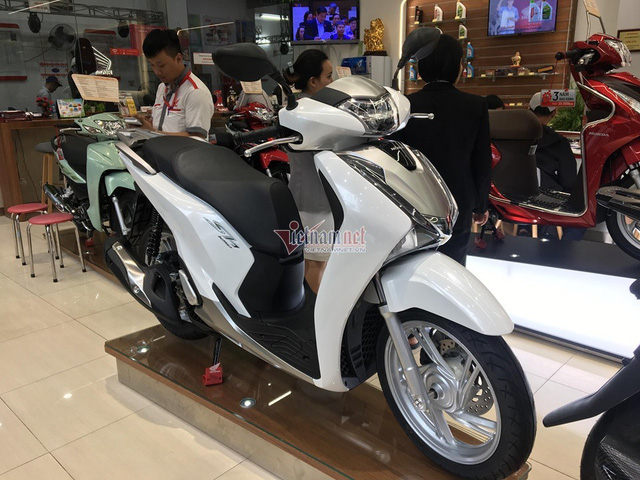 Tăng hơn 20 triệu, Honda SH 2020 lép vế SH 2019 vì thiết kế xấu - Ảnh 2.