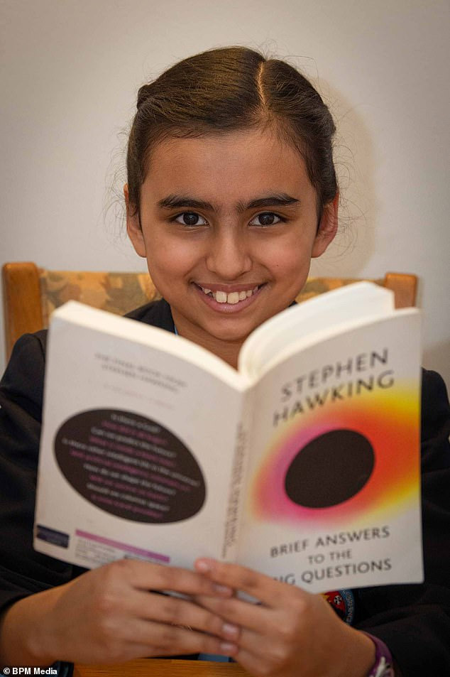 Ngỡ ngàng bé gái 10 tuổi có chỉ số IQ cao hơn thiên tài nổi tiếng thế giới Albert Einstein và Stephen Hawking - Ảnh 2.