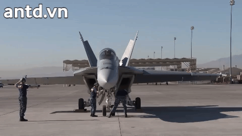 [ẢNH] Nữ phi công F/A-18F Mỹ kể về lần đầu không kích khủng bố IS - Ảnh 3.