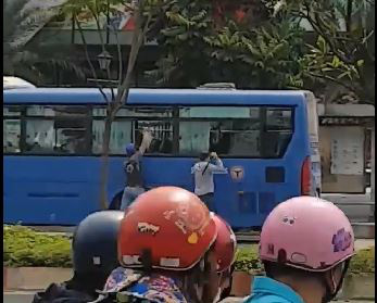 Nhóm thanh niên cầm hung khí đập phá xe buýt khiến nhiều người hoảng loạn ở Sài Gòn - Ảnh 1.