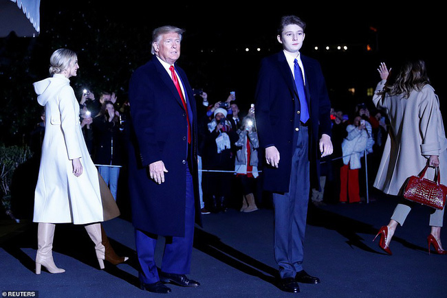 Barron Trump đốn tim hàng ngàn người hâm mộ, tỏa sáng như một ngôi sao và làm lu mờ cả nữ thần Nhà Trắng Ivanka - Ảnh 2.