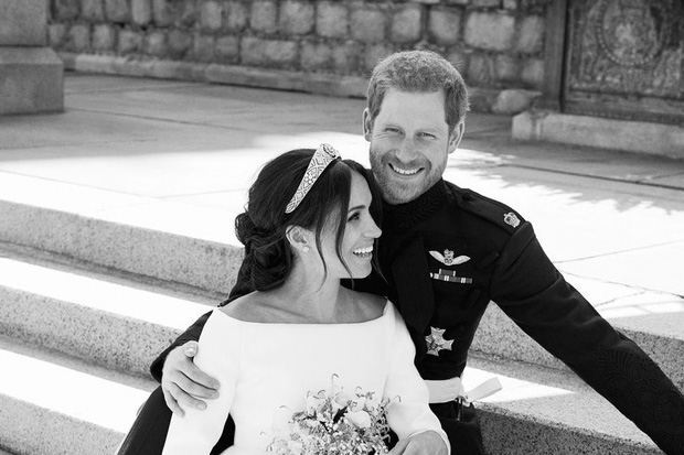 Nhiếp ảnh gia chụp cho đám cưới Hoàng tử Harry và Meghan Markle tiết lộ những quy định khắt khe của Hoàng gia Anh về ảnh trong hôn lễ - Ảnh 1.