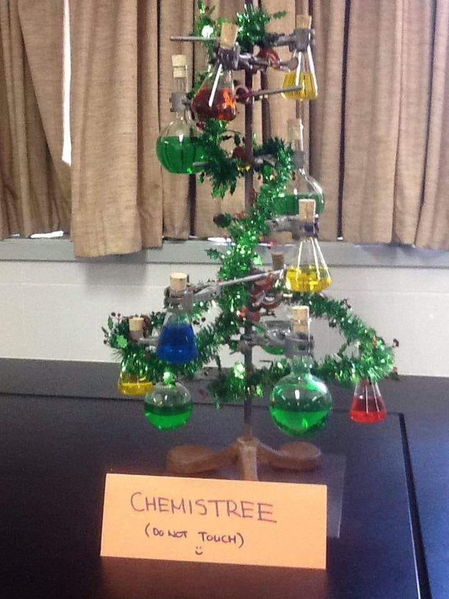 Nhìn lớp Hóa đón Giáng sinh mà dân tình hết hồn: Làm cây thông phiên bản Chemistree, trang trí lủng lẳng những ống nghiệm, hóa chất - Ảnh 1.