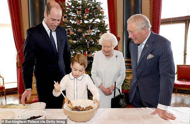 4 thế hệ Hoàng gia Anh tề tựu trong cùng một bức ảnh, Hoàng tử bé Geogre vẫn chiếm spotlight vì vẻ ngoài vừa chững chạc vừa đáng yêu - Ảnh 1.