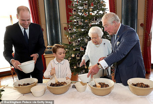 4 thế hệ Hoàng gia Anh tề tựu trong cùng một bức ảnh, Hoàng tử bé Geogre vẫn chiếm spotlight vì vẻ ngoài vừa chững chạc vừa đáng yêu - Ảnh 2.