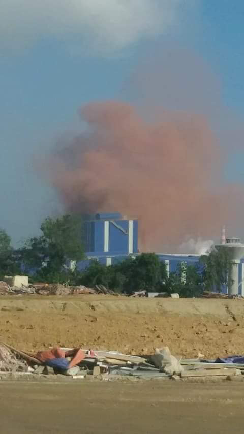 Nhà máy thép Hòa Phát Dung Quất nhả khói màu hồng bất thường - Ảnh 1.