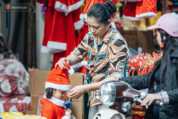 Tuần lộc vàng đính kim sa 3 triệu đồng vẫn hút khách, Hàng Mã trang hoàng trước thềm Giáng Sinh - Ảnh 11.