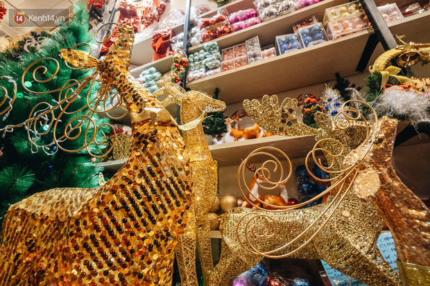Tuần lộc vàng đính kim sa 3 triệu đồng vẫn hút khách, Hàng Mã trang hoàng trước thềm Giáng Sinh - Ảnh 19.