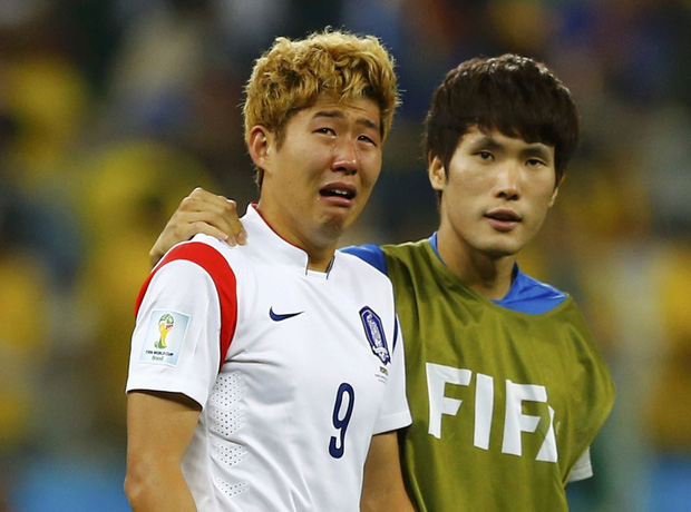 Dân mạng phê phán Son Heung-min dùng nước mắt giả tạo để mua chuộc sự đồng cảm, nhưng anh này là một gã mít ướt chính hiệu: 5 lần cầu thủ hay nhất châu Á khóc ngất trên sân cỏ - Ảnh 7.
