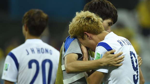 Dân mạng phê phán Son Heung-min dùng nước mắt giả tạo để mua chuộc sự đồng cảm, nhưng anh này là một gã mít ướt chính hiệu: 5 lần cầu thủ hay nhất châu Á khóc ngất trên sân cỏ - Ảnh 8.
