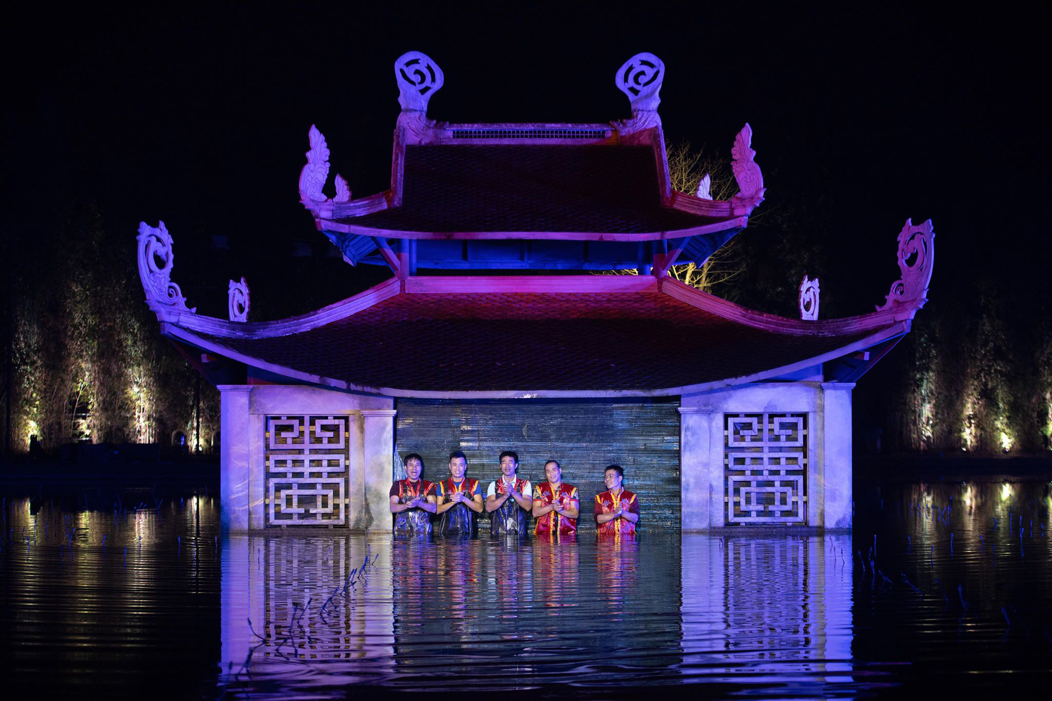 Múa rối nước được trình diễn trên sân khấu thực cảnh