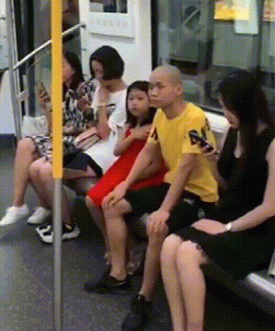 Bố nhìn trộm người phụ nữ xinh đẹp trên tàu điện ngầm, con gái nhỏ đã có hành động xử đẹp khiến ông hú hồn - Ảnh 2.