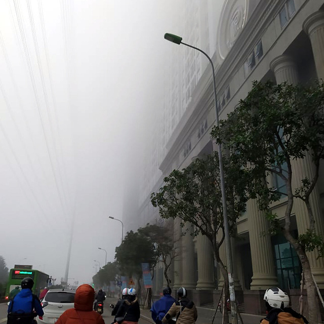  Hà Nội: Sương mù bao phủ dày đặc, các tòa nhà cao tầng bất ngờ biến mất  - Ảnh 2.