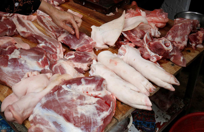 Trung Quốc lắp điện cao áp trong chuồng lợn để diệt dịch tả lợn châu Phi - Ảnh 1.