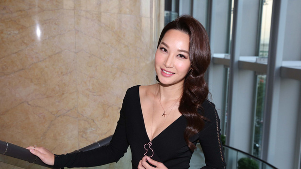 Giữa cơn địa chấn TVB sa thải 1.000 nhân viên, Hoa hậu đình đám Cbiz đưa ra quyết định ngỡ ngàng - Ảnh 1.