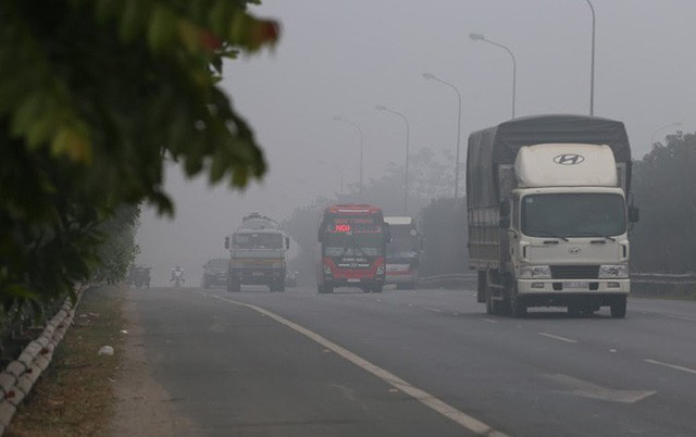  Hà Nội: Sương mù bao phủ dày đặc, các tòa nhà cao tầng bất ngờ biến mất  - Ảnh 11.