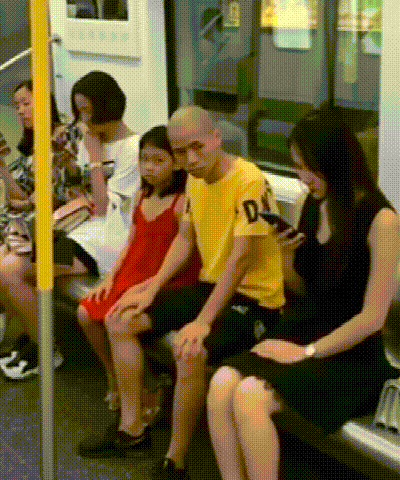 Bố nhìn trộm người phụ nữ xinh đẹp trên tàu điện ngầm, con gái nhỏ đã có hành động xử đẹp khiến ông hú hồn - Ảnh 3.
